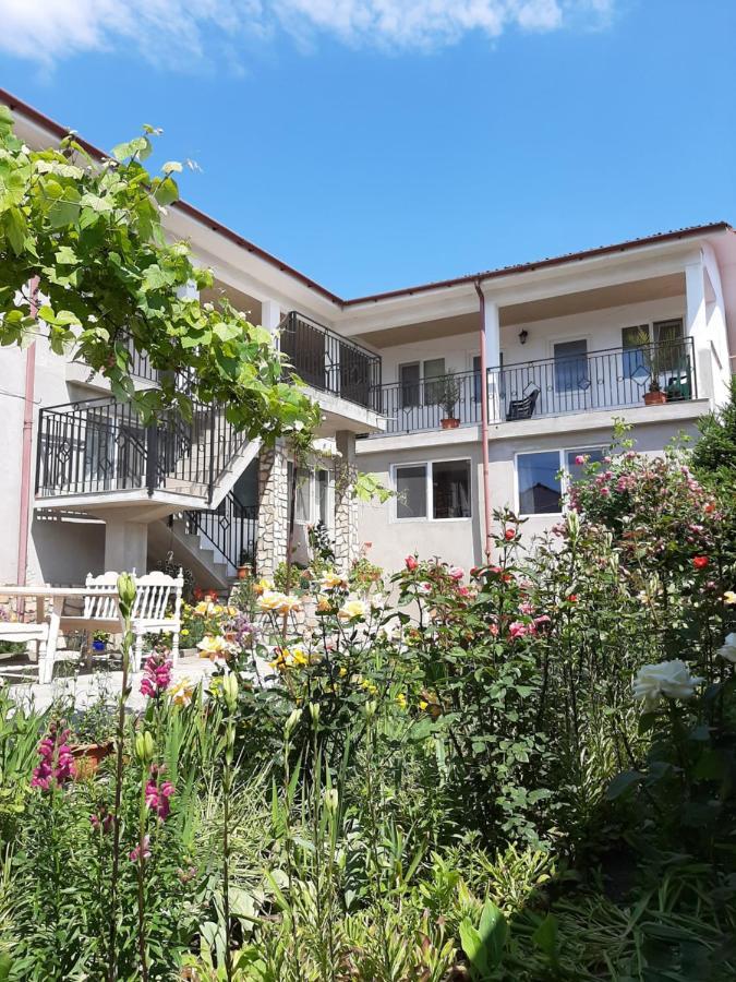 Bcm Family House Hotel Două Mai Екстериор снимка