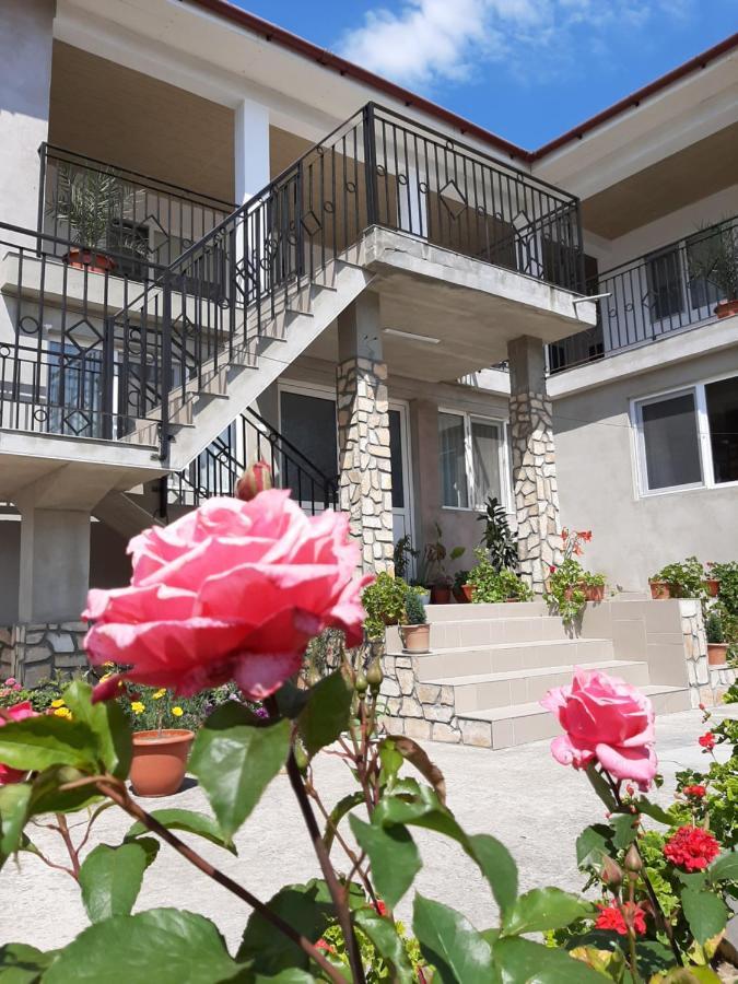 Bcm Family House Hotel Două Mai Екстериор снимка