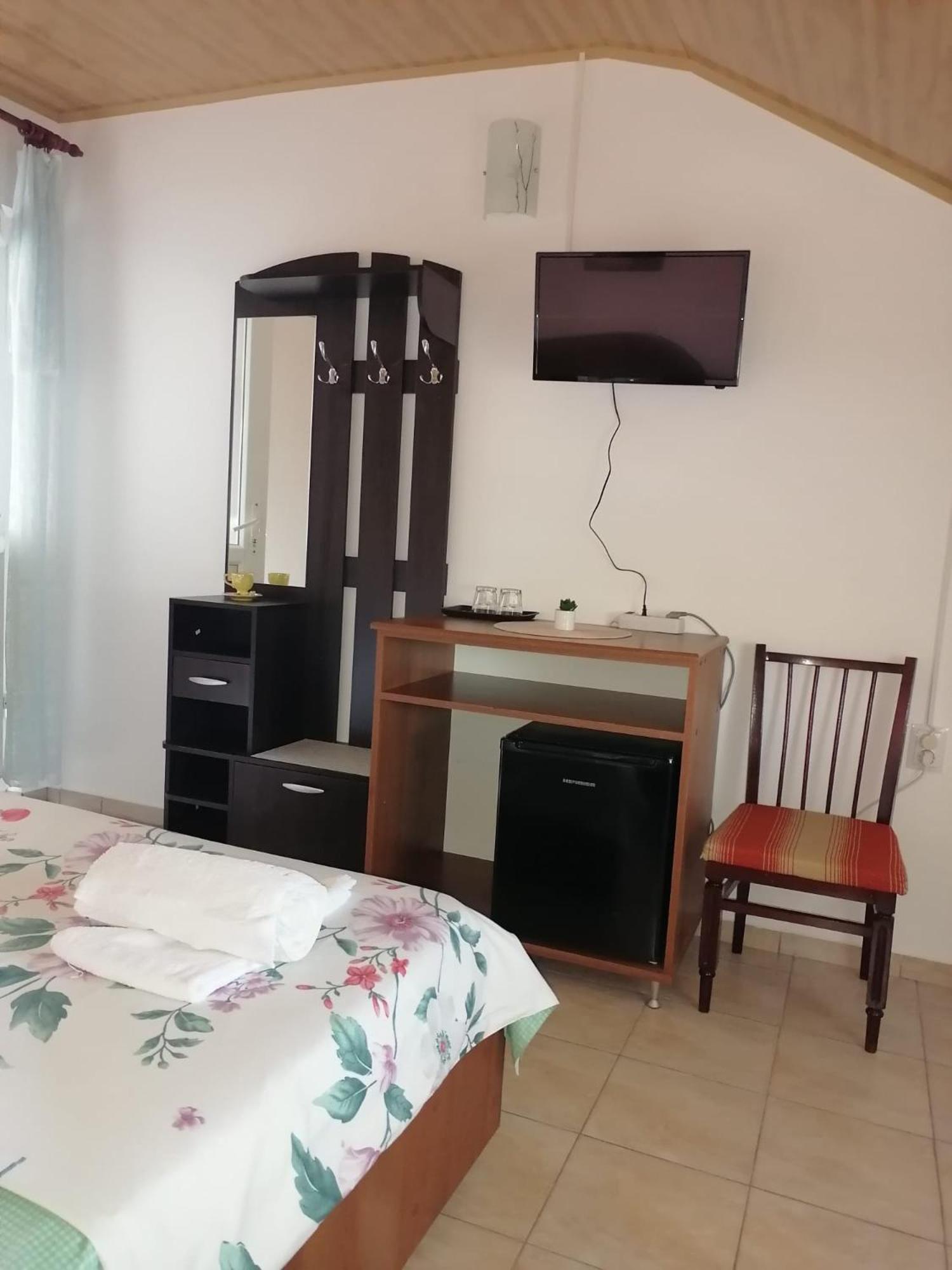 Bcm Family House Hotel Două Mai Екстериор снимка