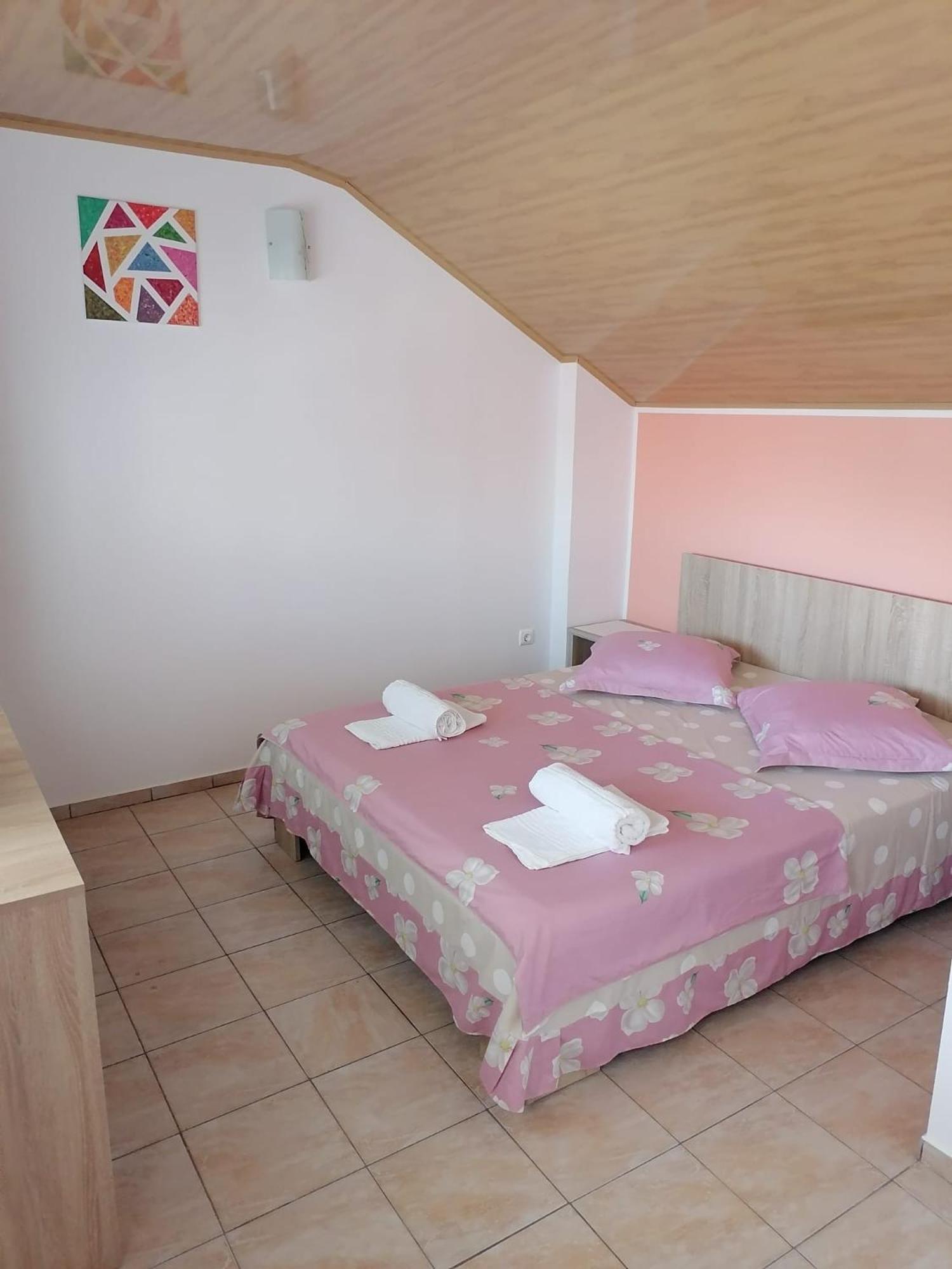 Bcm Family House Hotel Două Mai Екстериор снимка
