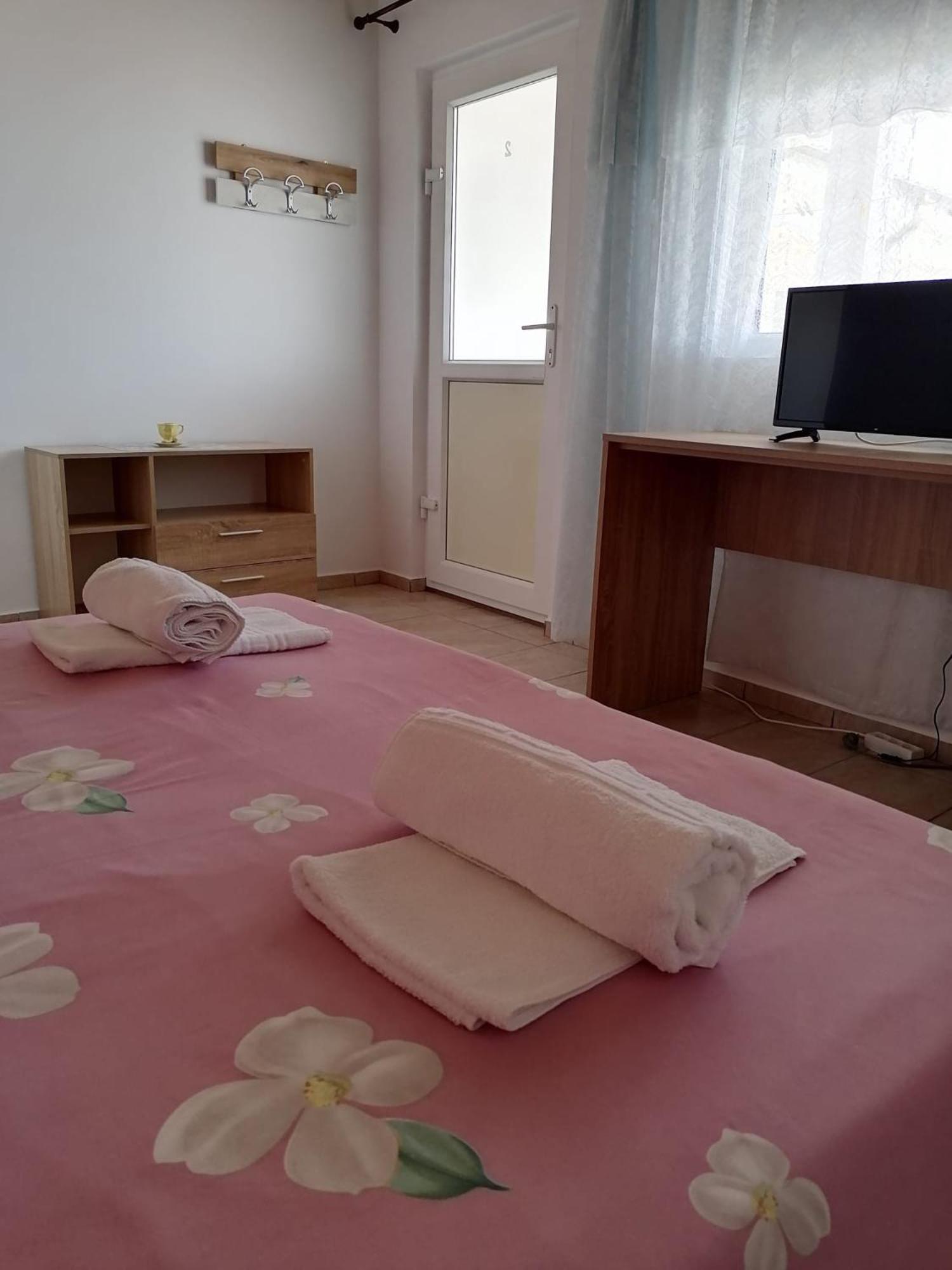 Bcm Family House Hotel Două Mai Екстериор снимка