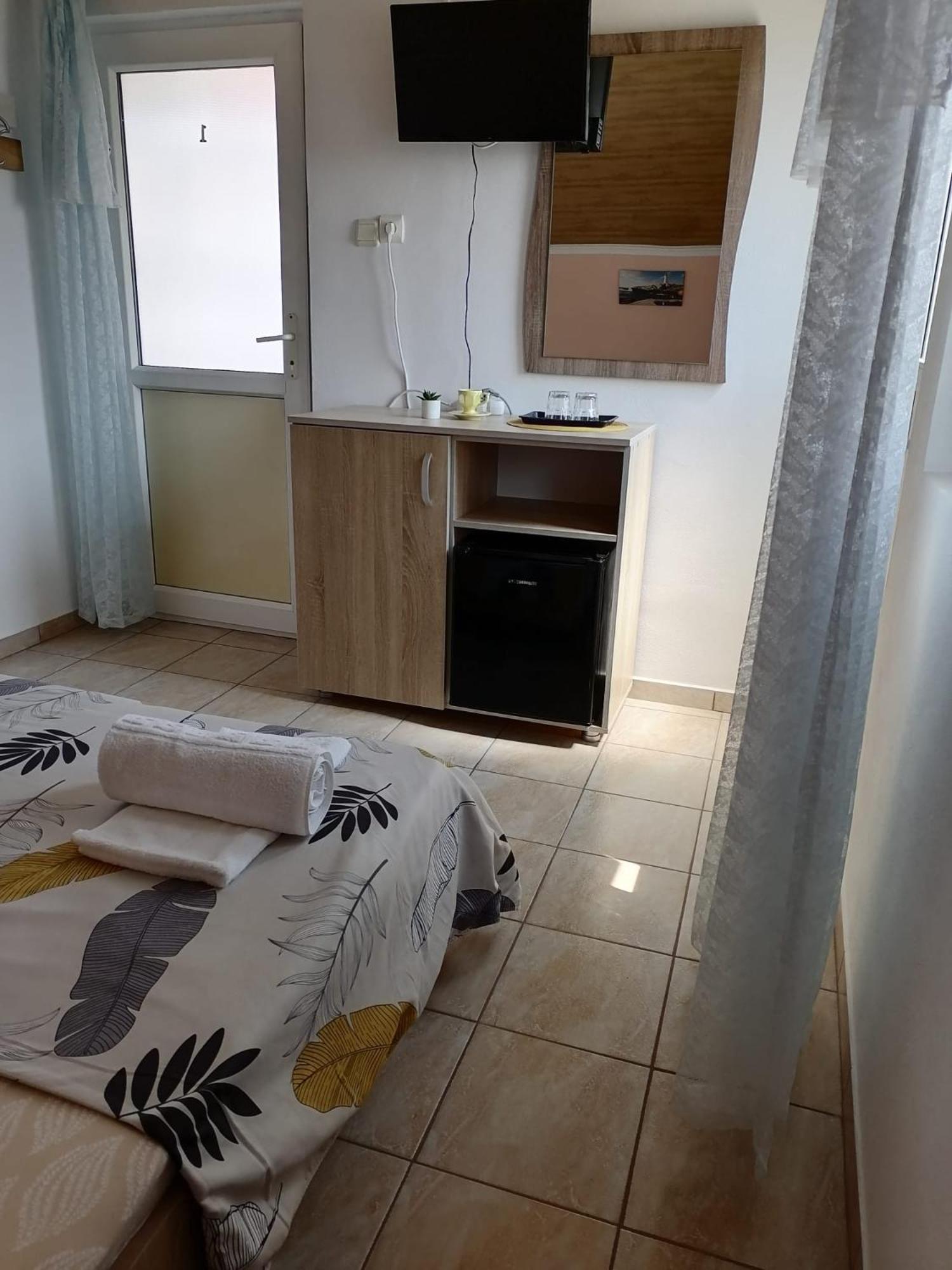 Bcm Family House Hotel Două Mai Екстериор снимка